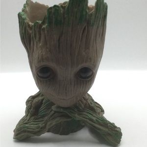 Groot planter 2 hands on chin